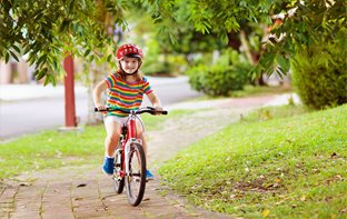Téměř polovina zraněných dětských cyklistů neměla přilbu. BESIP apeluje na rodiče