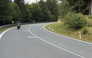 Test nového značení pro motocyklisty má snížit riziko vážných nehod v zatáčkách