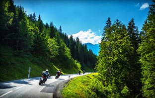 Rekordní počet motocyklů míří na české silnice, narůstá i počet úmrtí motorkářů
