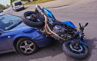 4 z 10 nehod motorek zaviní řidiči aut. Nejčastějším důvodem je nepozornost a špatný odhad rychlosti